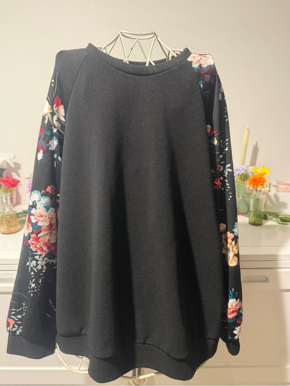 SHEIN Black pullover with Floral Print Sleeves